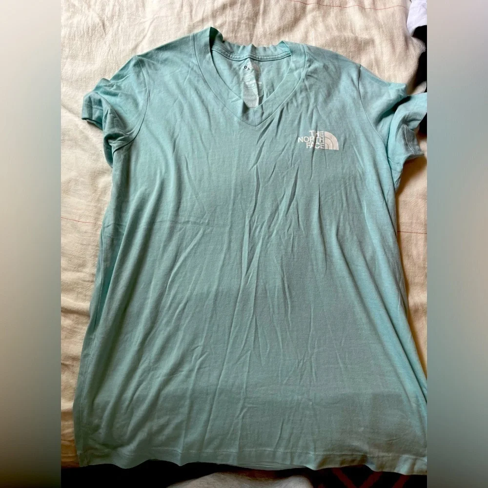 The North Face V-Neck T-Shirt Short Sleeve Lightweight - Picture 4 of 6